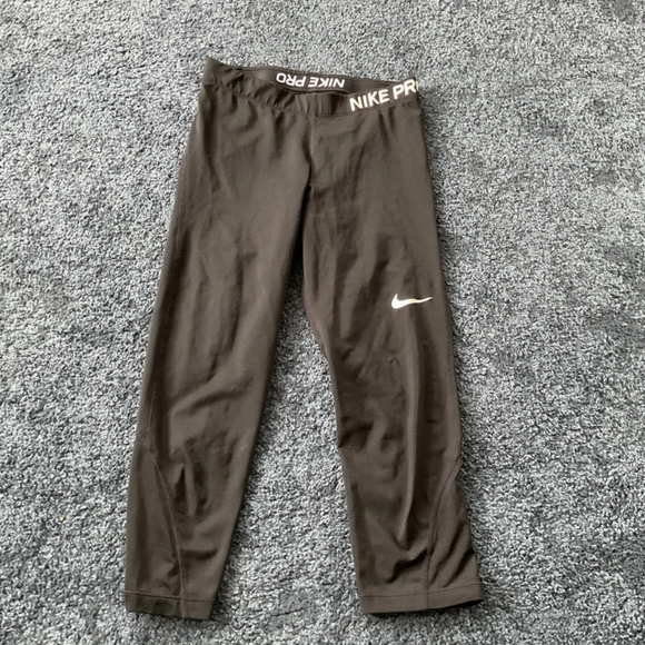 Nike Pants - Nike Pro cropped leggings